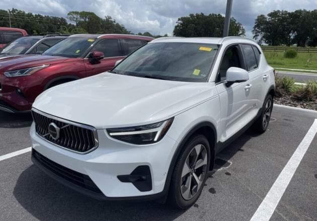2024 Volvo XC40 B5 Plus Bright Theme — photo 1 of 6