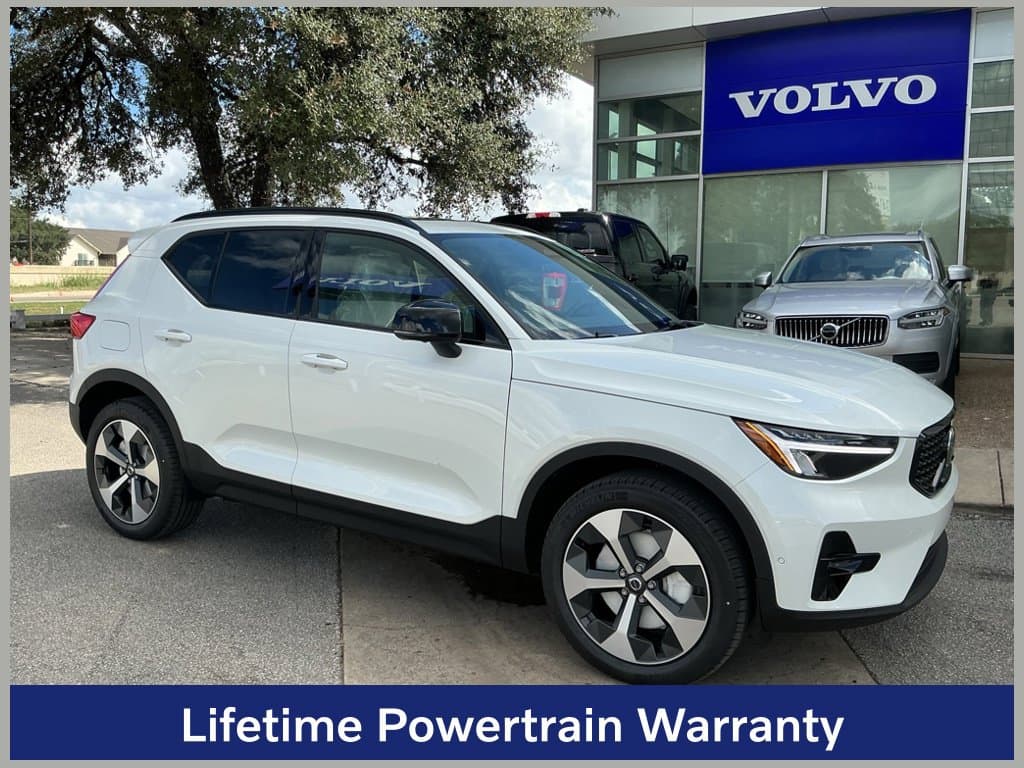 2026 Volvo XC40 Base — photo 1 of 3