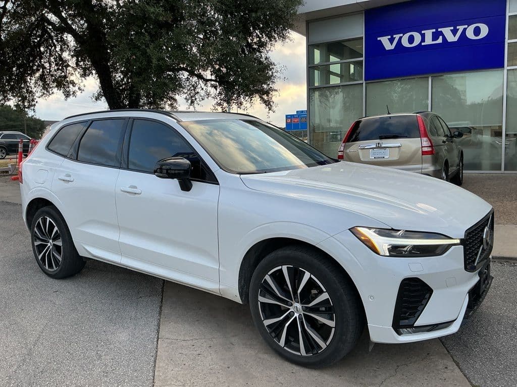 2023 Volvo XC60 Plus Dark Theme — photo 1 of 3