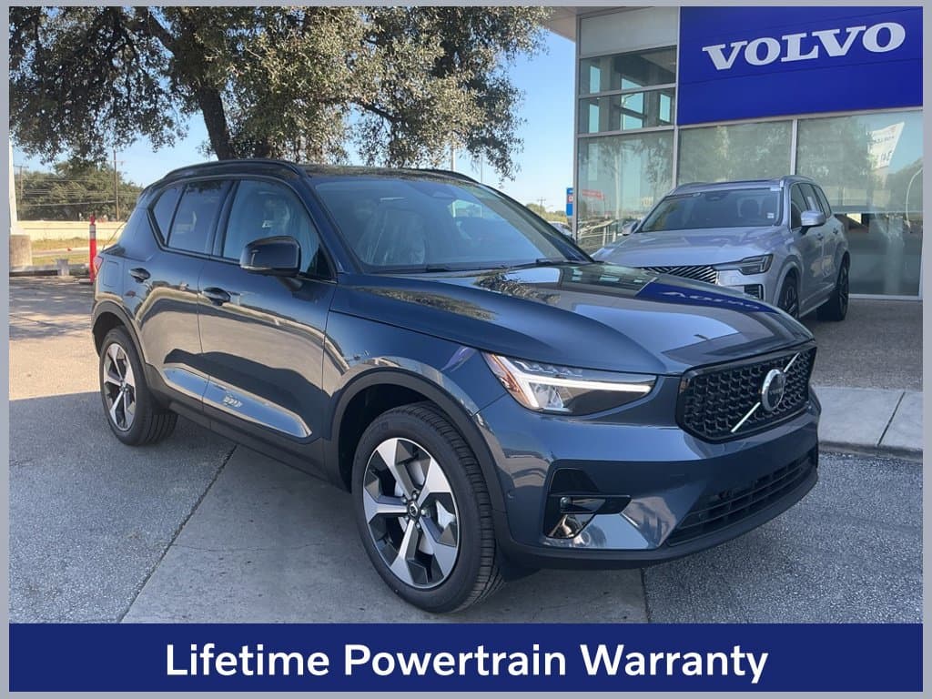 2026 Volvo XC40 Base — photo 1 of 3