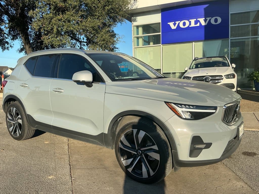 2024 Volvo XC40 Base — photo 1 of 8