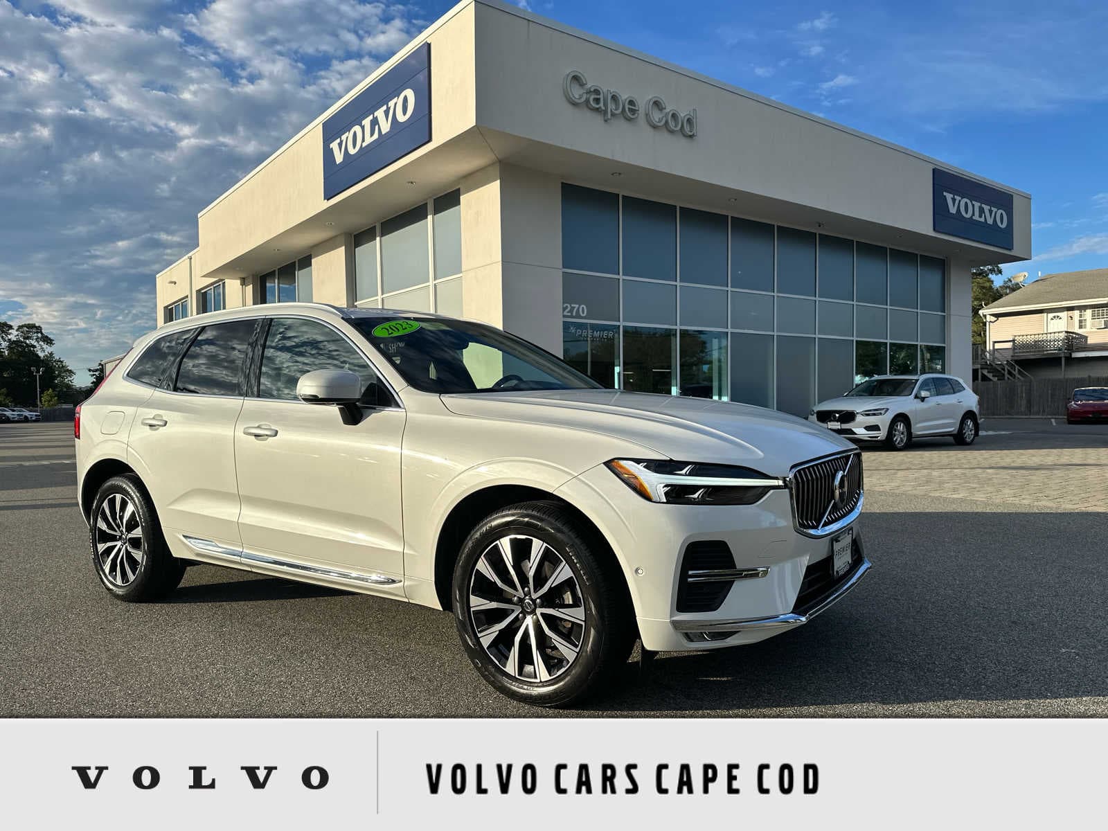 2023 Volvo XC60 Base — photo 1 of 44