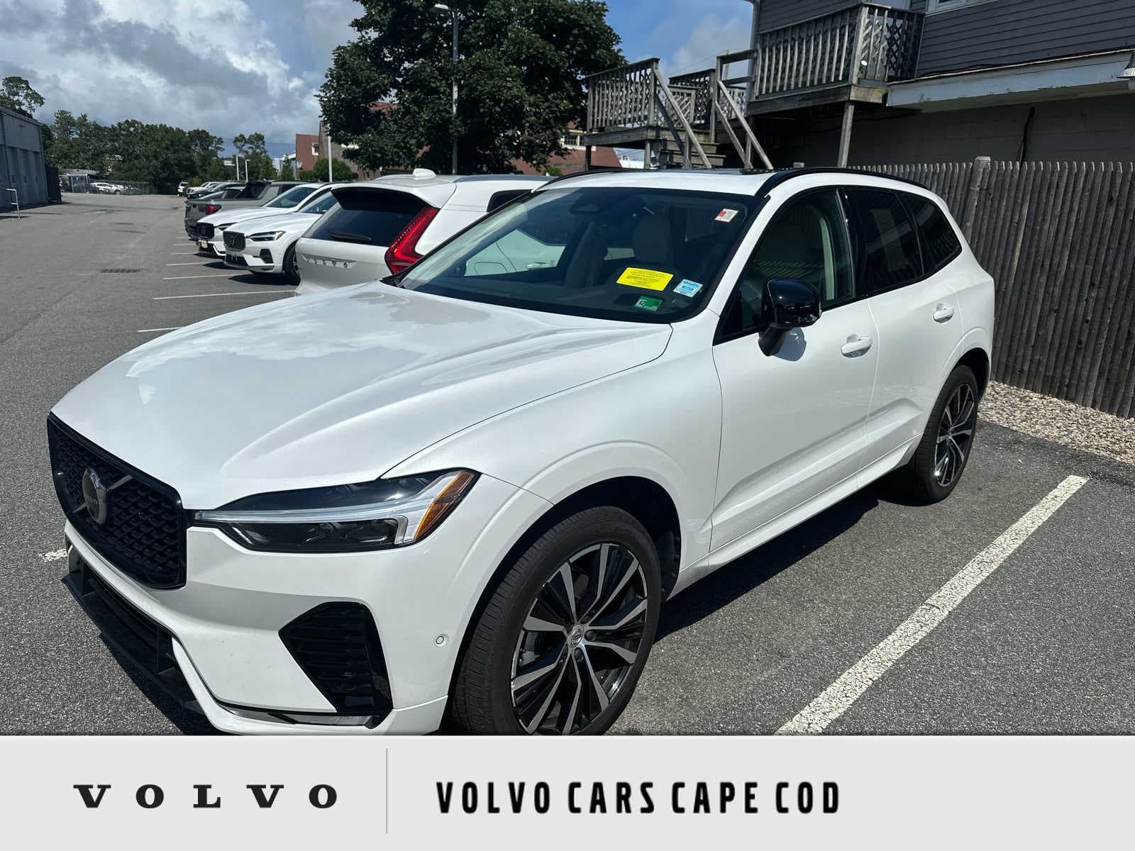 2024 Volvo XC60 B5 Plus Dark — photo 1 of 2