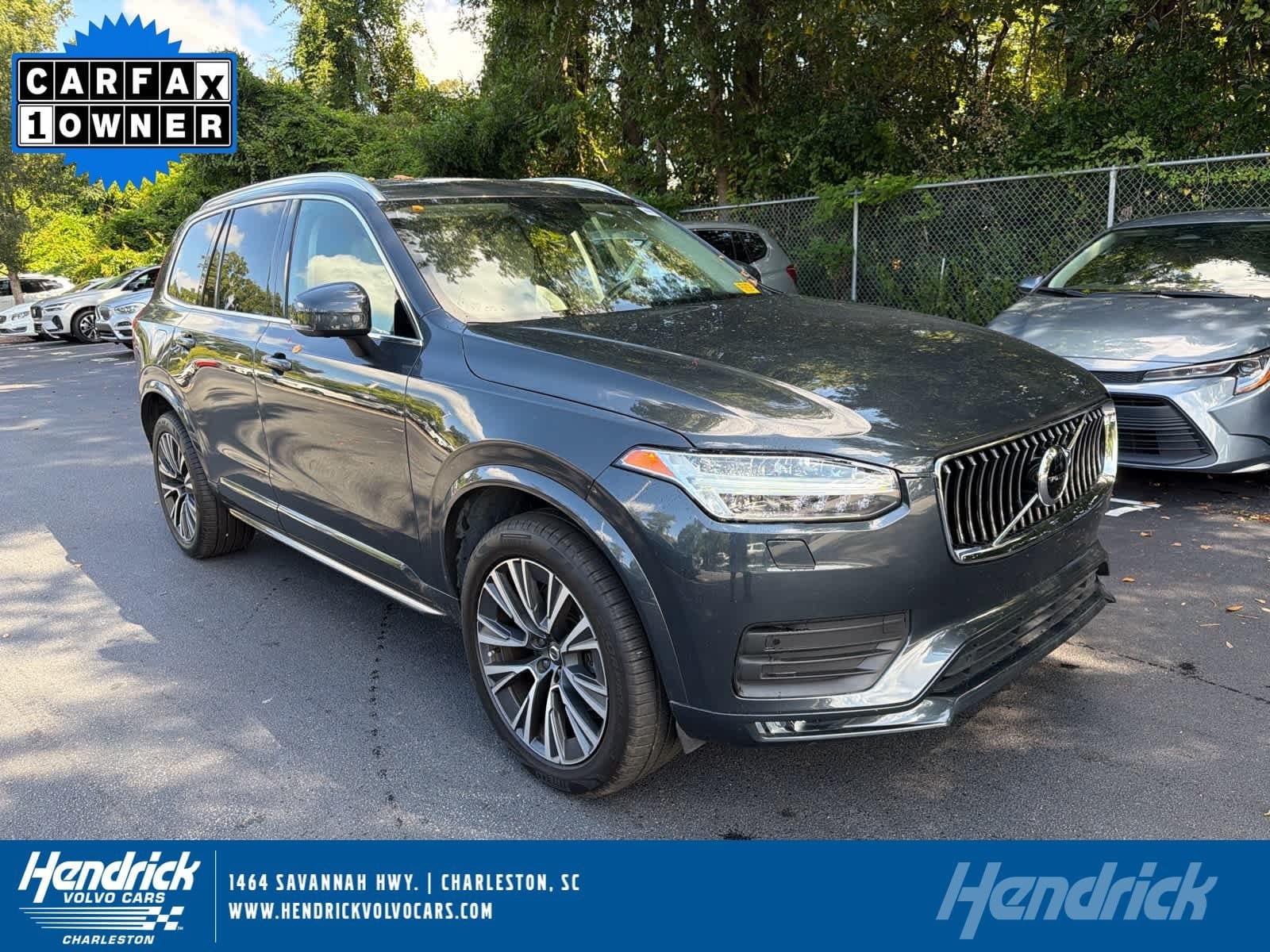 2022 Volvo XC90 Momentum — photo 1 of 36