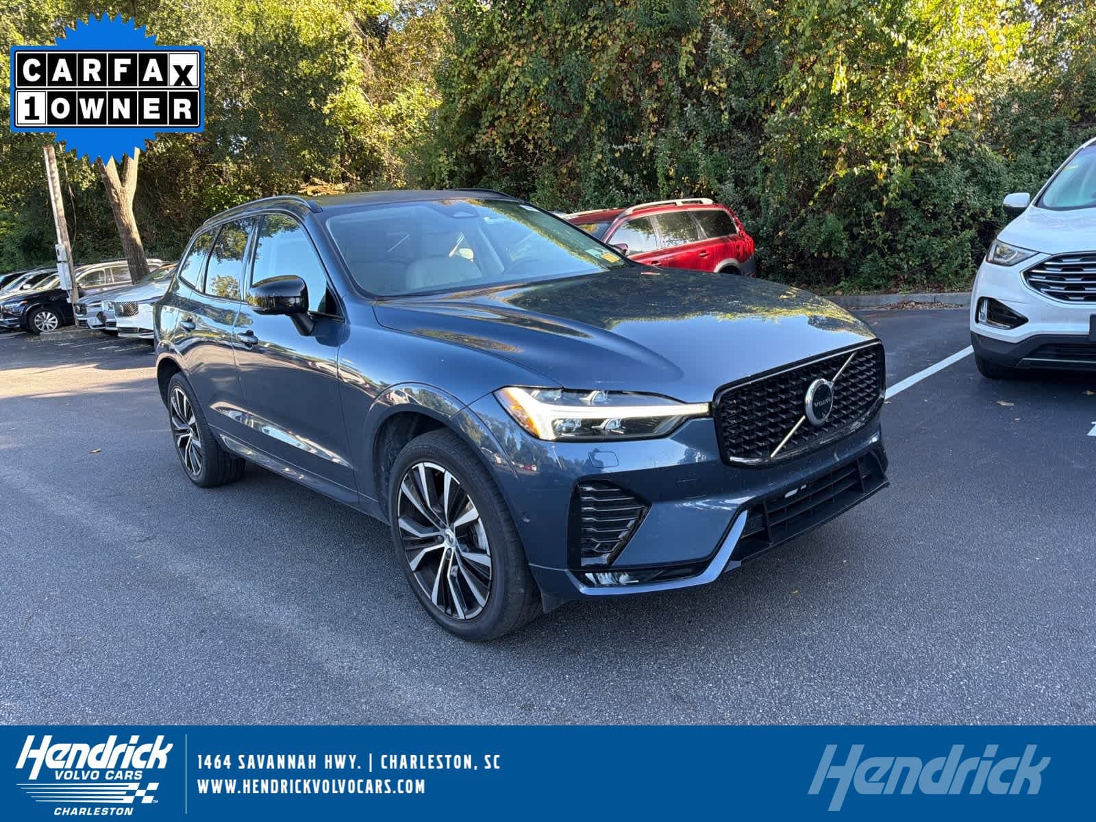 2024 Volvo XC60 Plus Dark Theme — photo 1 of 36