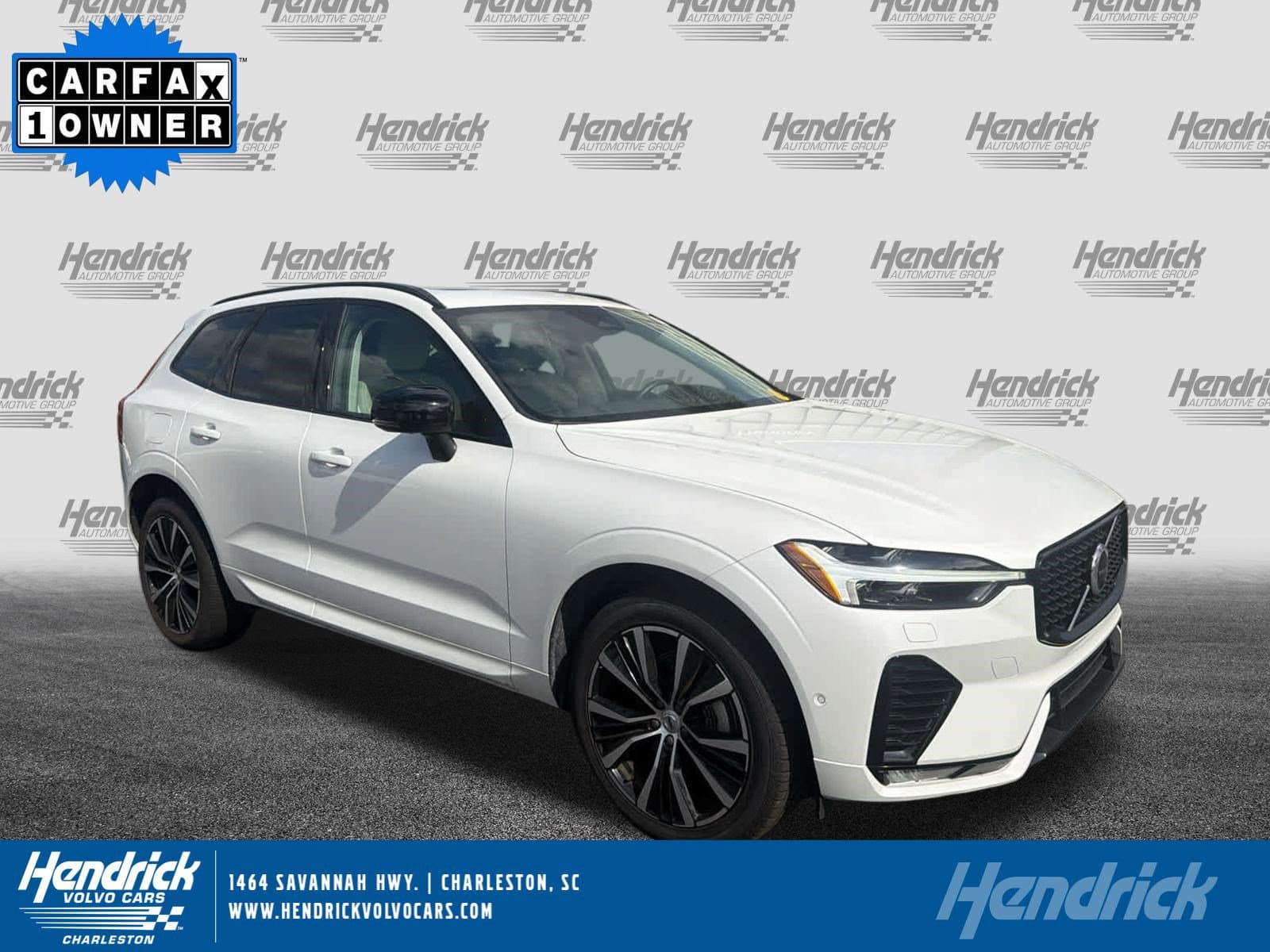 2024 Volvo XC60 Plus Dark Theme — photo 1 of 36
