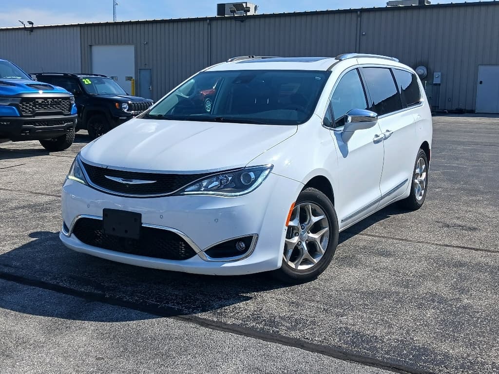 2017 Chrysler Pacifica Limited — photo 1 of 6