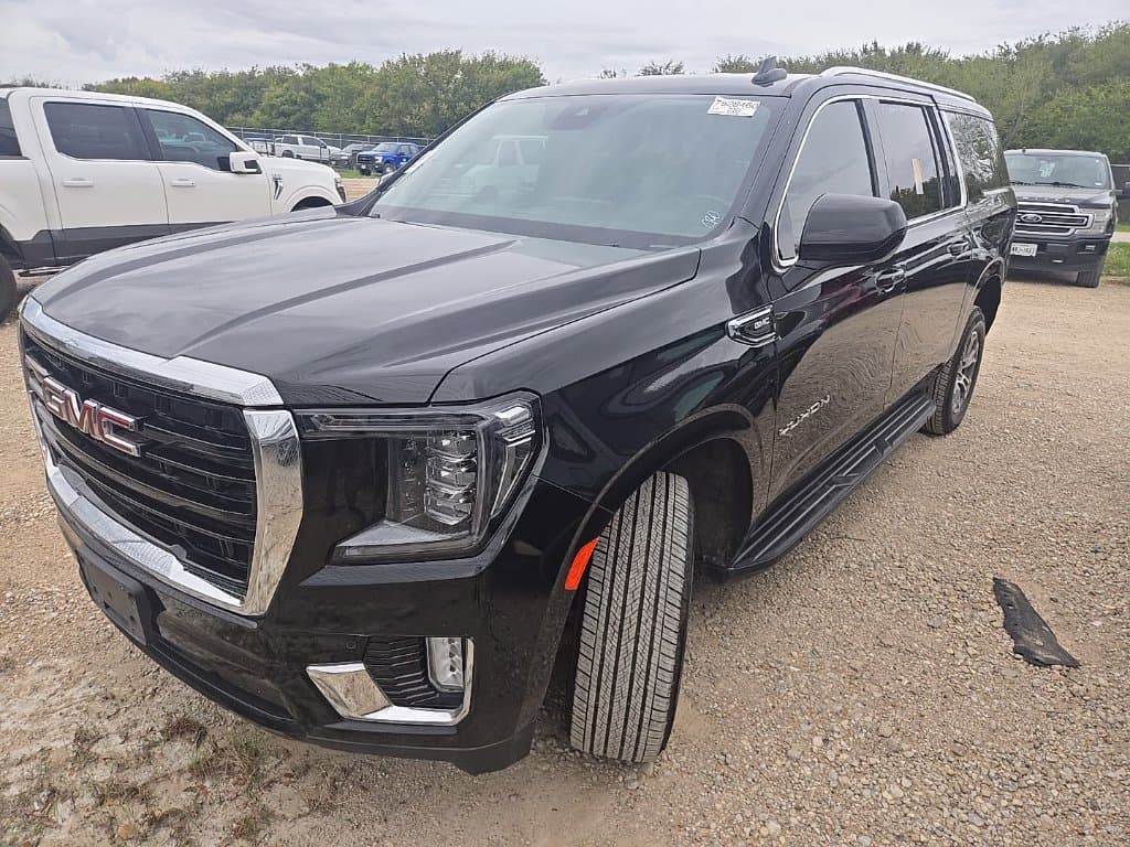 2023 GMC Yukon XL SLE — photo 1 of 8