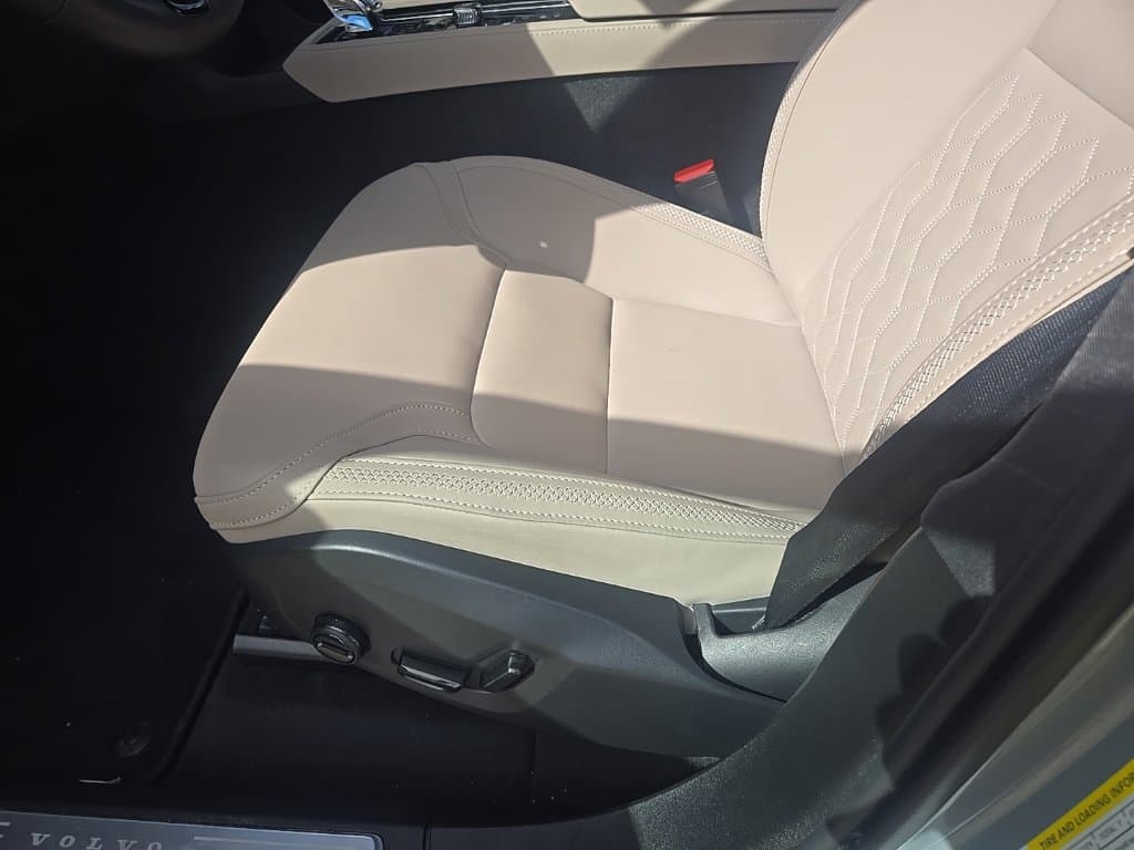 2026 Volvo XC90 Base — photo 1 of 10