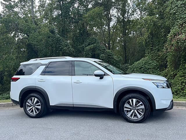 2025 Nissan Pathfinder SL — photo 1 of 18