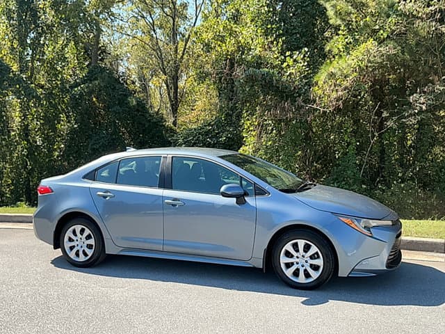 2025 Toyota Corolla LE — photo 1 of 15
