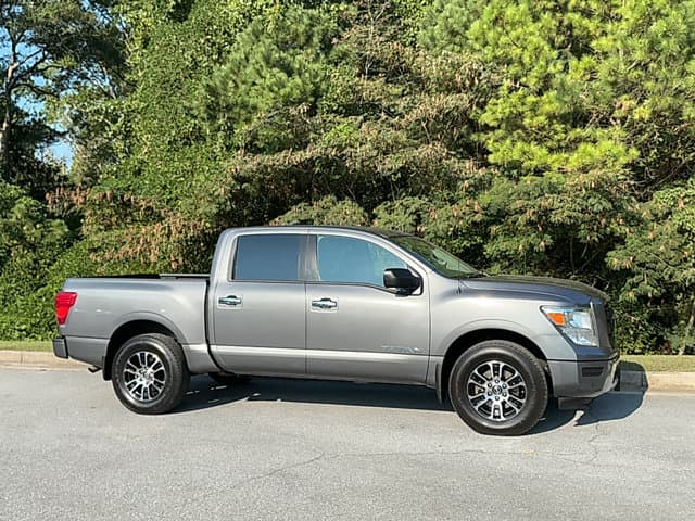 2021 Nissan Titan SV — photo 1 of 18