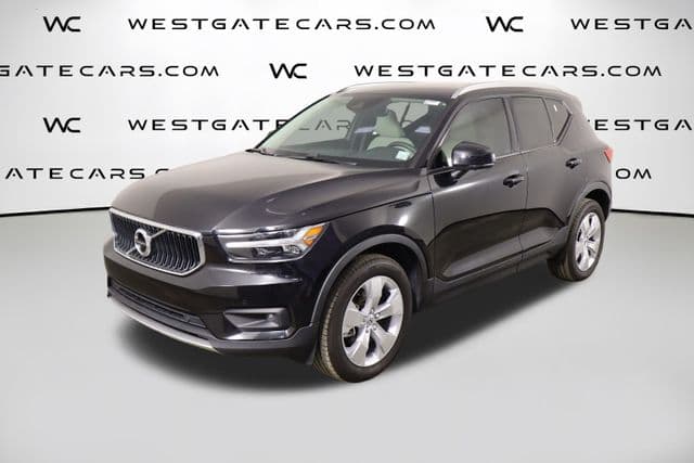 2022 Volvo XC40 T5 AWD Momentum — photo 1 of 51