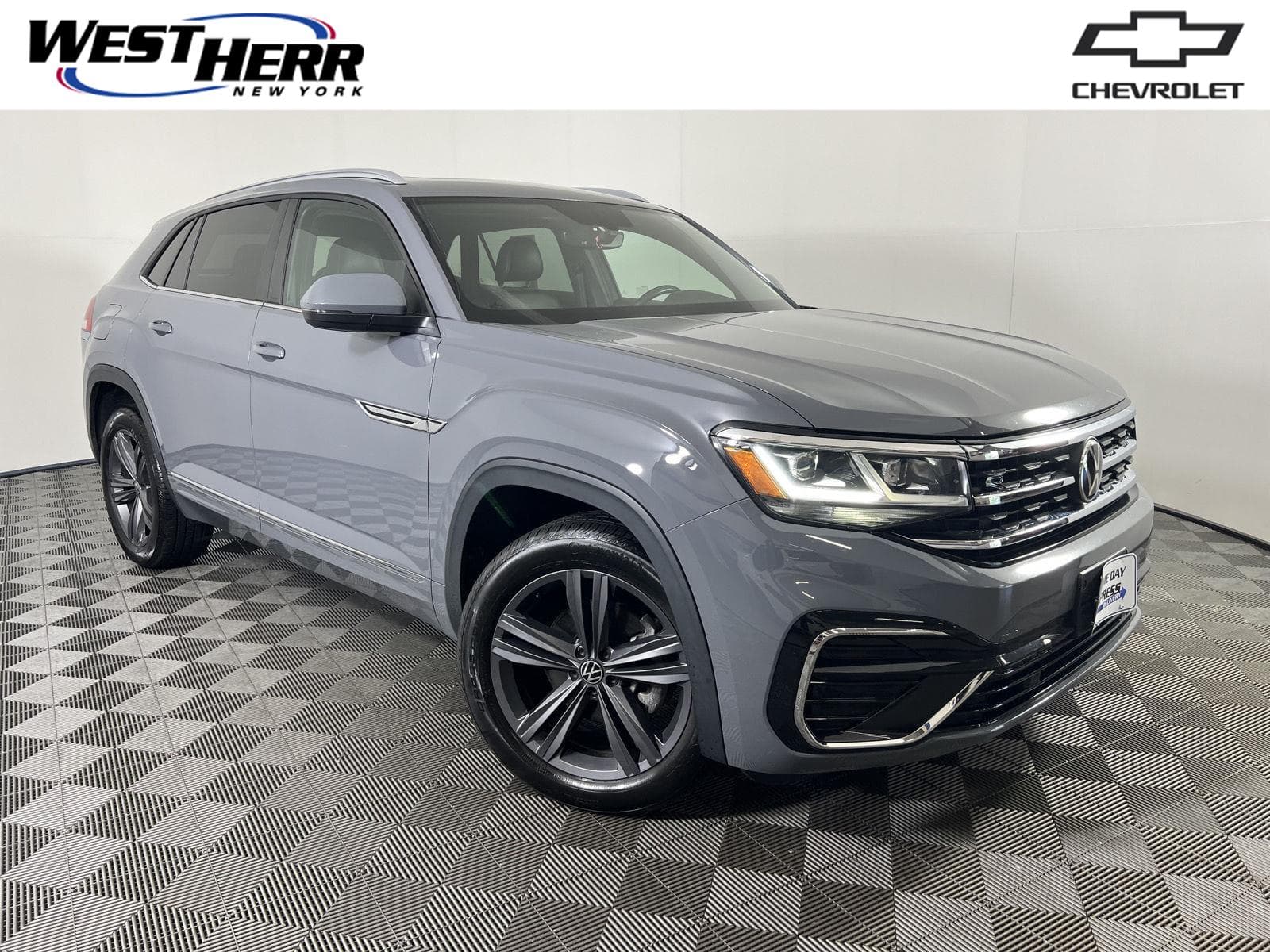 2021 Volkswagen Atlas Cross Sport 3.6L V6 SE w/Technology R-Line — photo 1 of 39