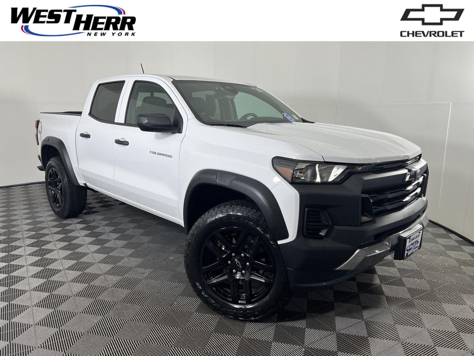 2023 Chevrolet Colorado 4WD Trail Boss — photo 1 of 37