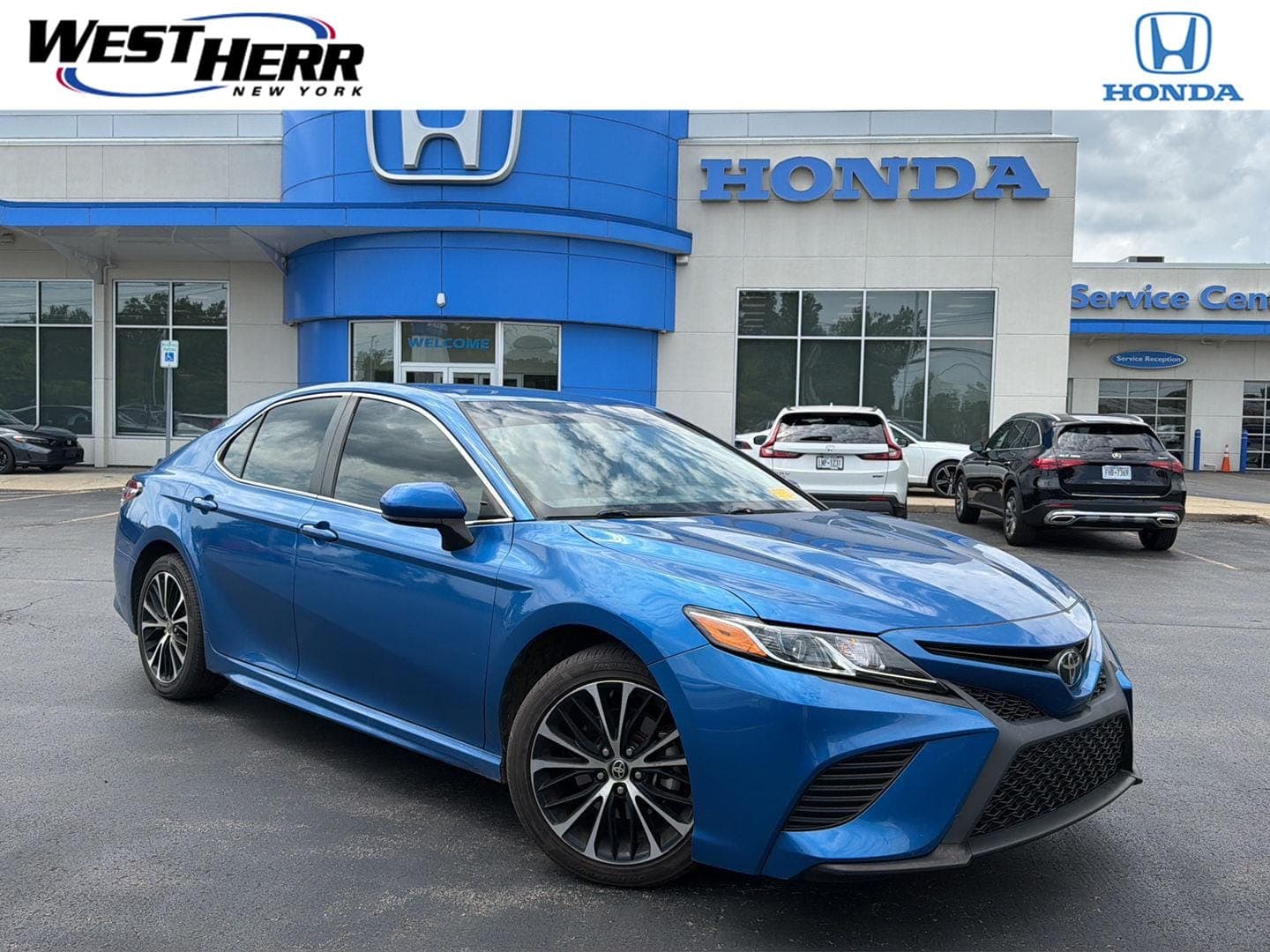 2020 Toyota Camry SE — photo 1 of 21