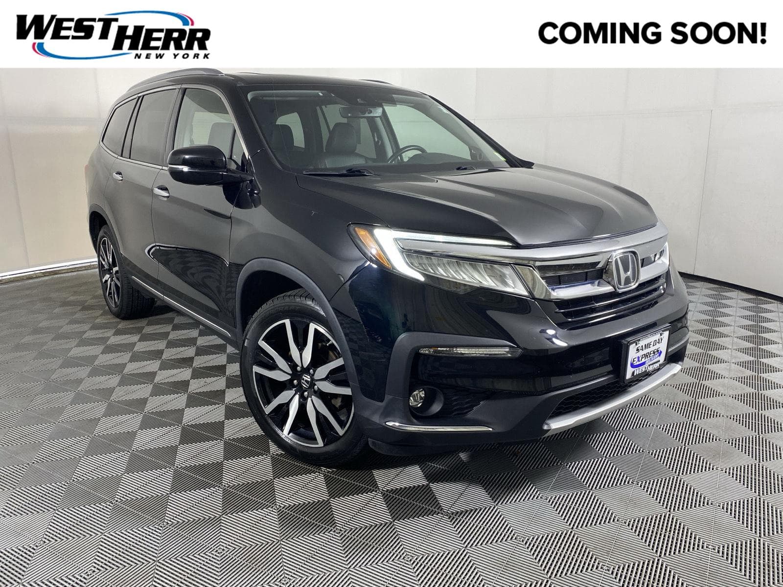2022 Honda Pilot Touring w/Rear Captains Chairs — photo 1 of 30