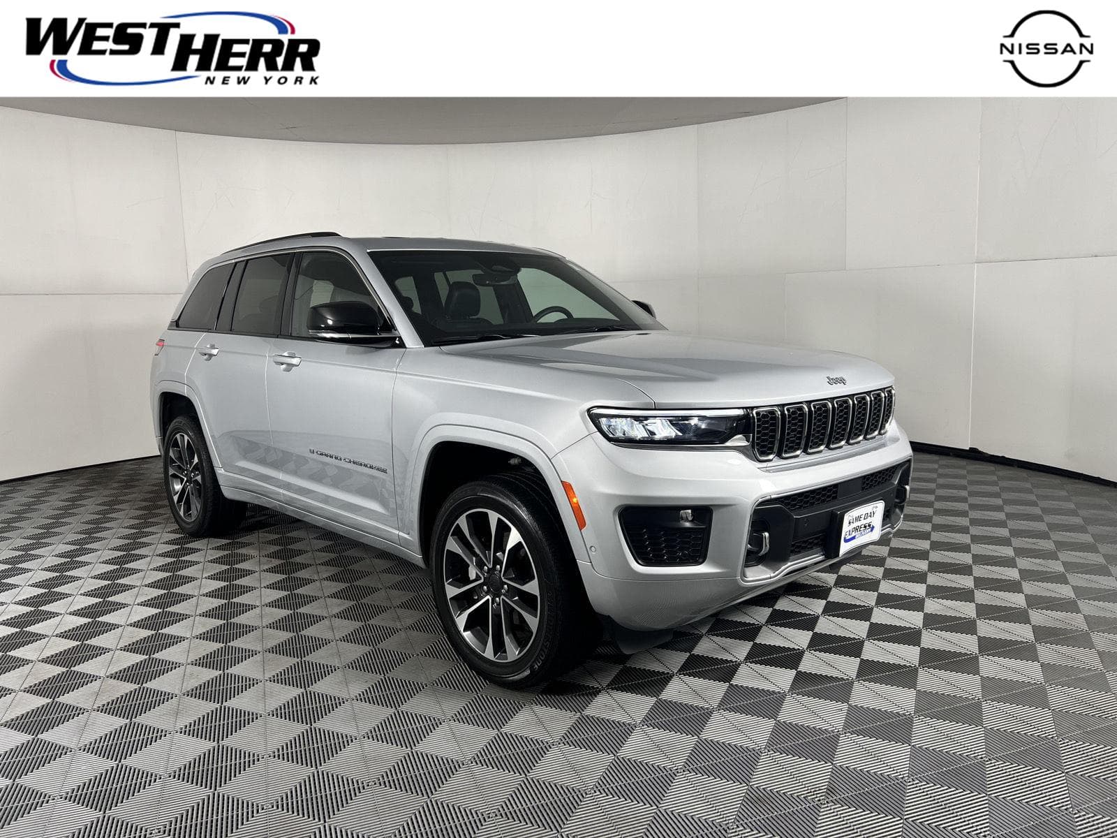2022 Jeep Grand Cherokee Overland — photo 1 of 24