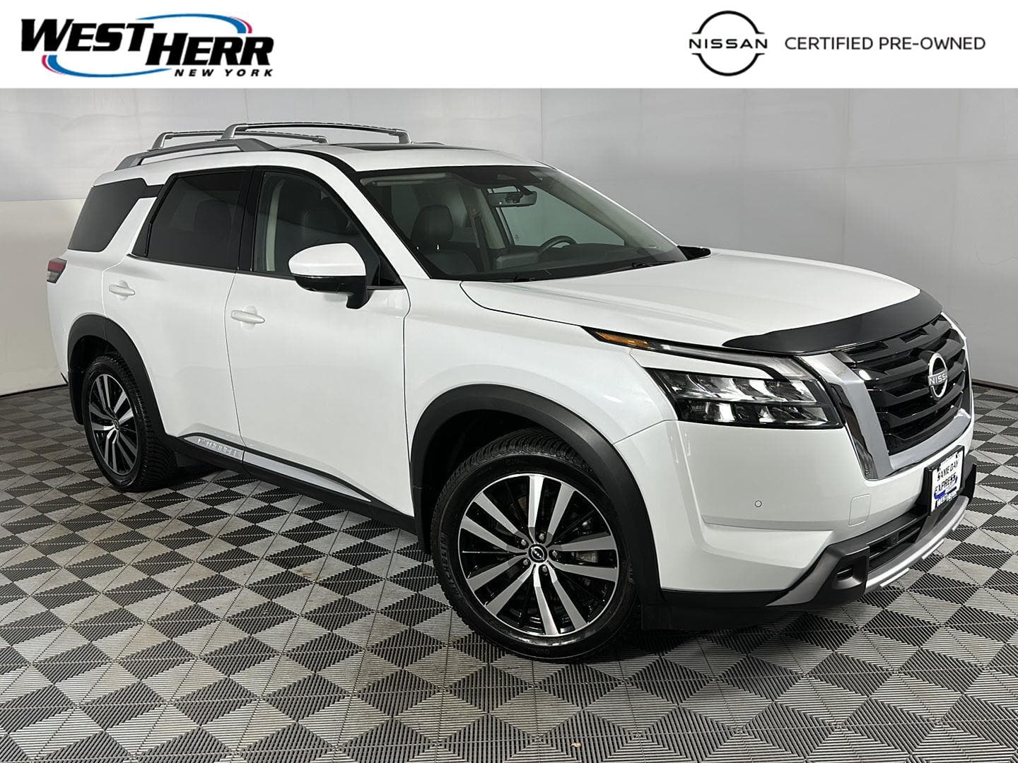 2025 Nissan Pathfinder Platinum — photo 1 of 33