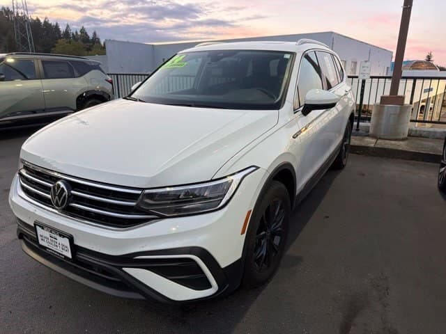 2024 Volkswagen Tiguan SE — photo 1 of 10