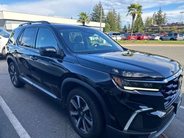 2023 Honda Pilot Touring — photo 1 of 8