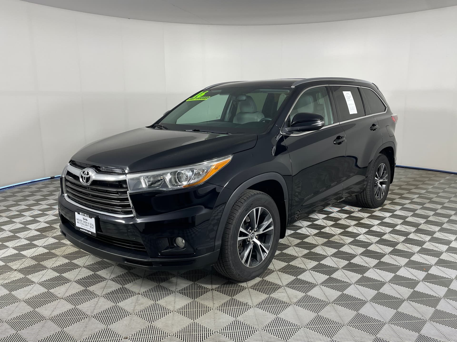 2016 Toyota Highlander XLE V6 — photo 1 of 25