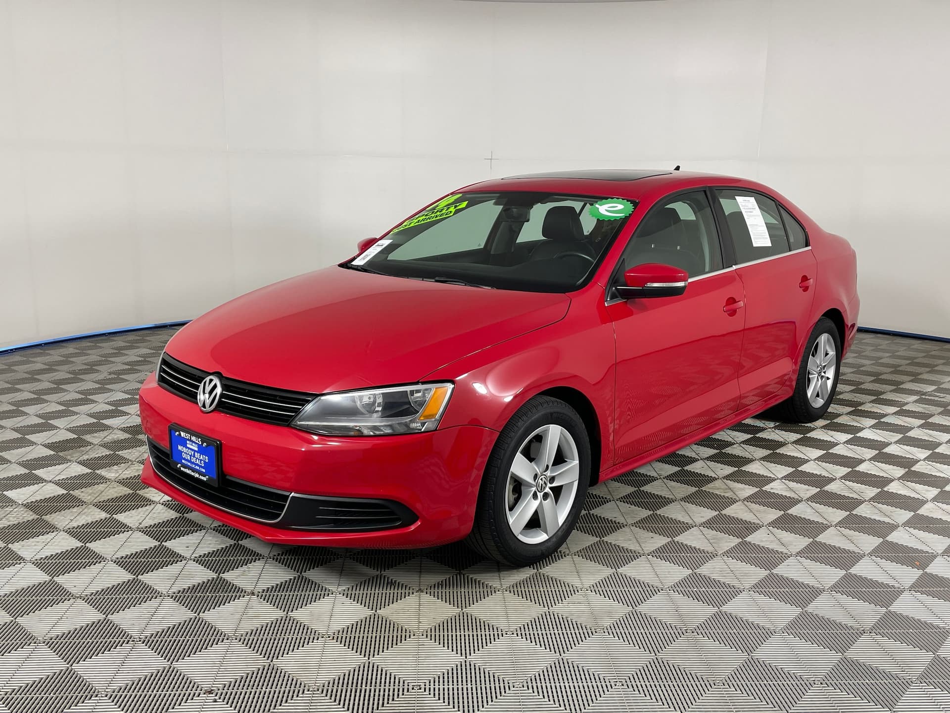 2014 Volkswagen Jetta 2.0L TDI w/Premium/Navigation — photo 1 of 26