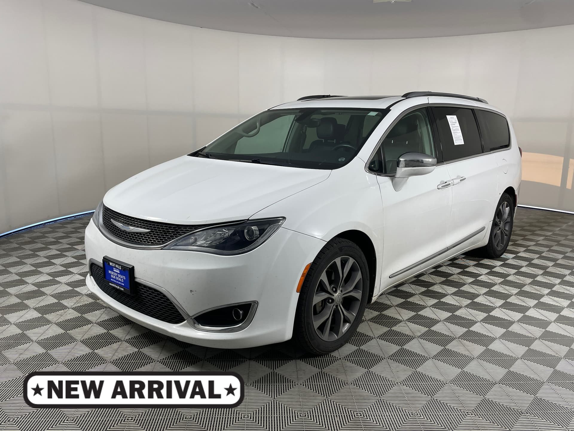 2017 Chrysler Pacifica Limited — photo 1 of 19