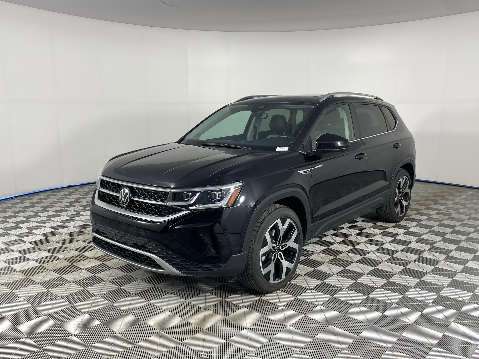 2023 Volkswagen Taos 1.5T SEL — photo 1 of 26