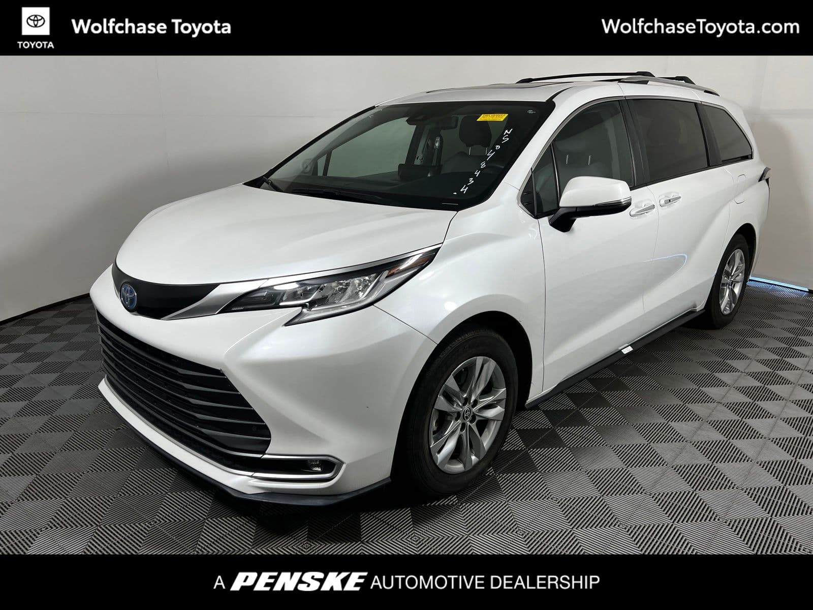 2022 Toyota Sienna Limited — photo 1 of 11