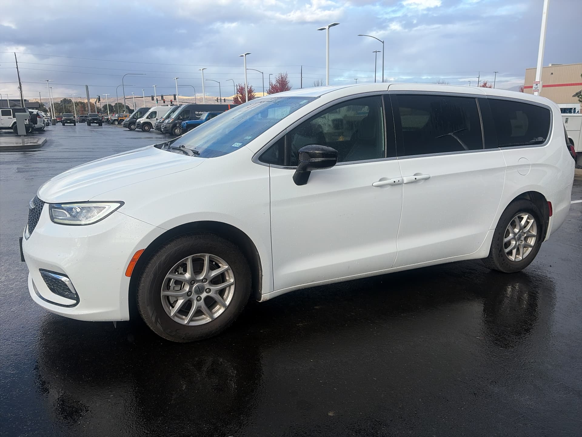 2025 Chrysler Pacifica Select — photo 1 of 40