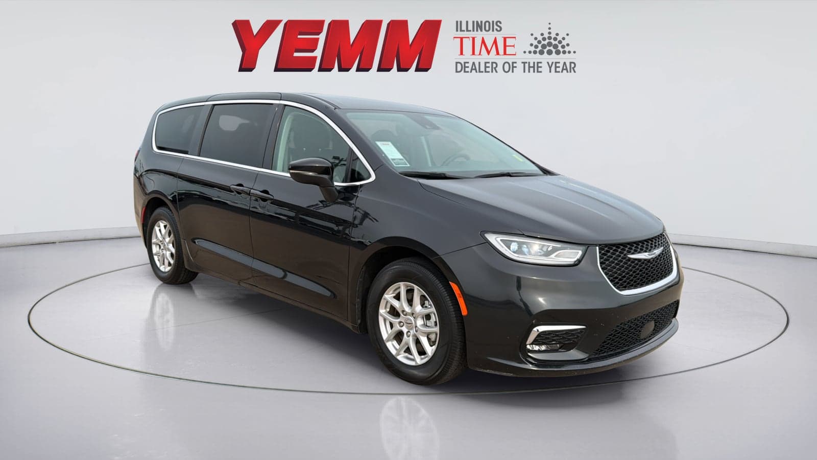 2023 Chrysler Pacifica Touring L — photo 1 of 28