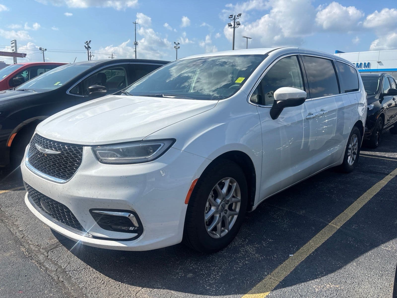 2023 Chrysler Pacifica Touring L — photo 1 of 3