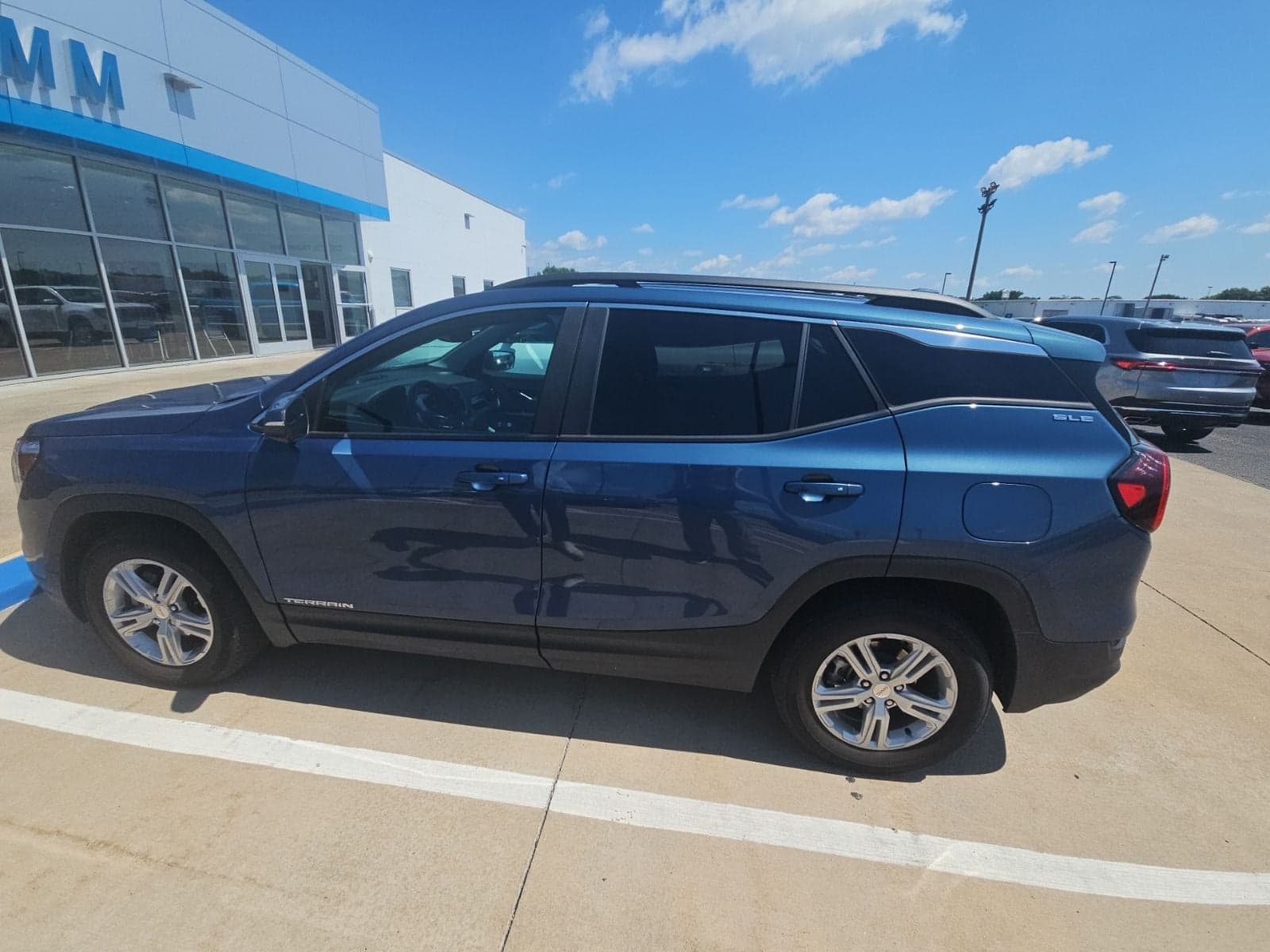 2024 GMC Terrain SLE — photo 1 of 4