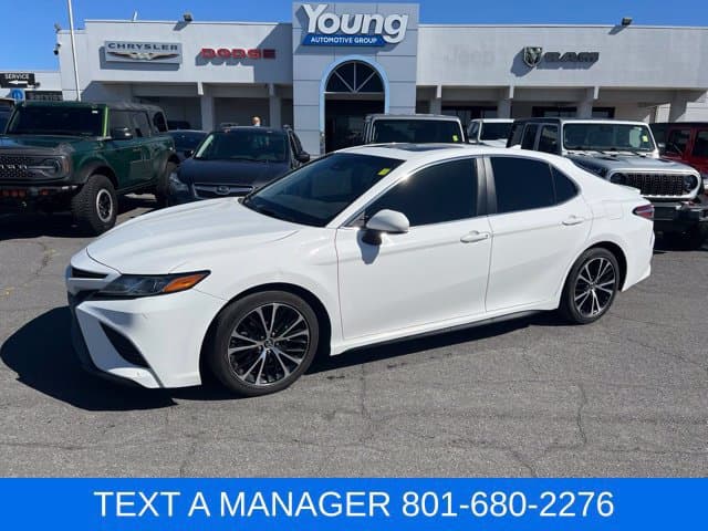 2019 Toyota Camry SE — photo 1 of 33