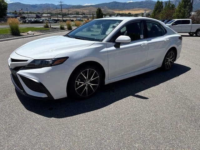 2023 Toyota Camry Hybrid SE — photo 1 of 25