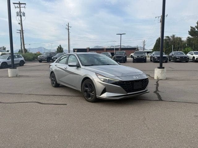 2023 Hyundai Elantra SEL — photo 1 of 8