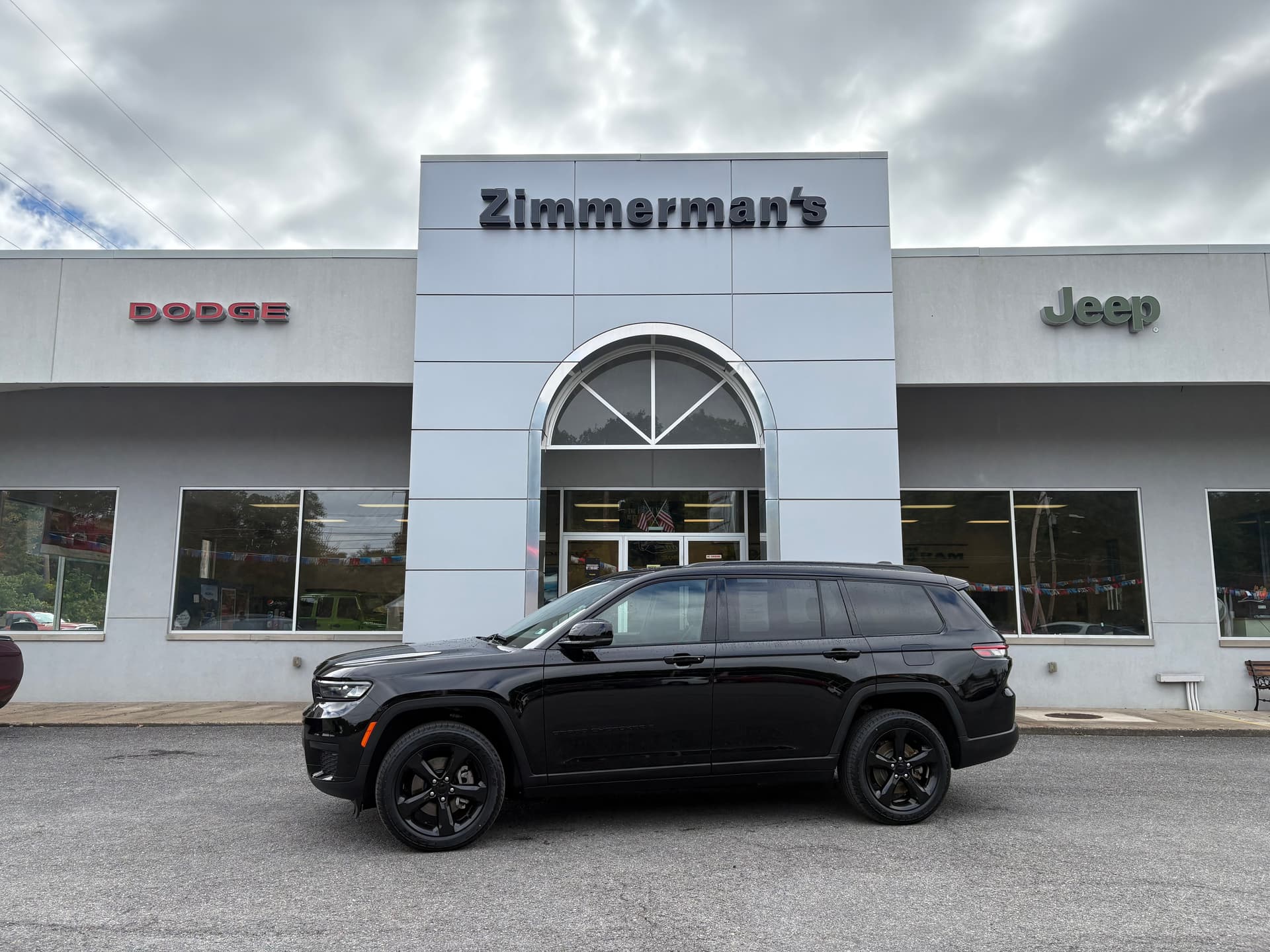 2023 Jeep Grand Cherokee L Laredo — photo 1 of 31