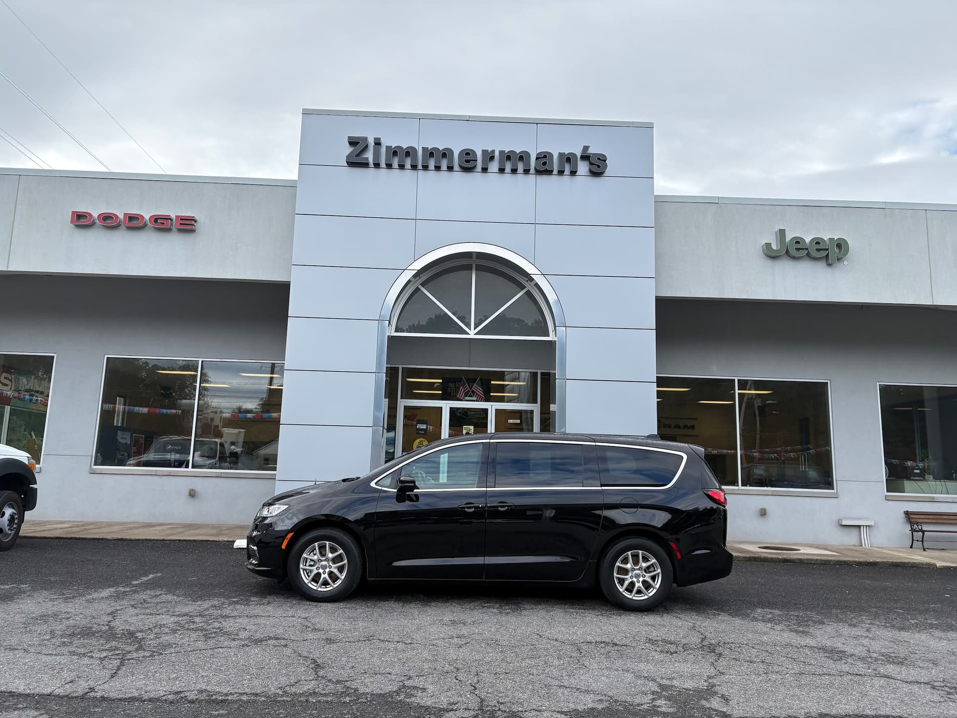 2025 Chrysler Pacifica Select — photo 1 of 23