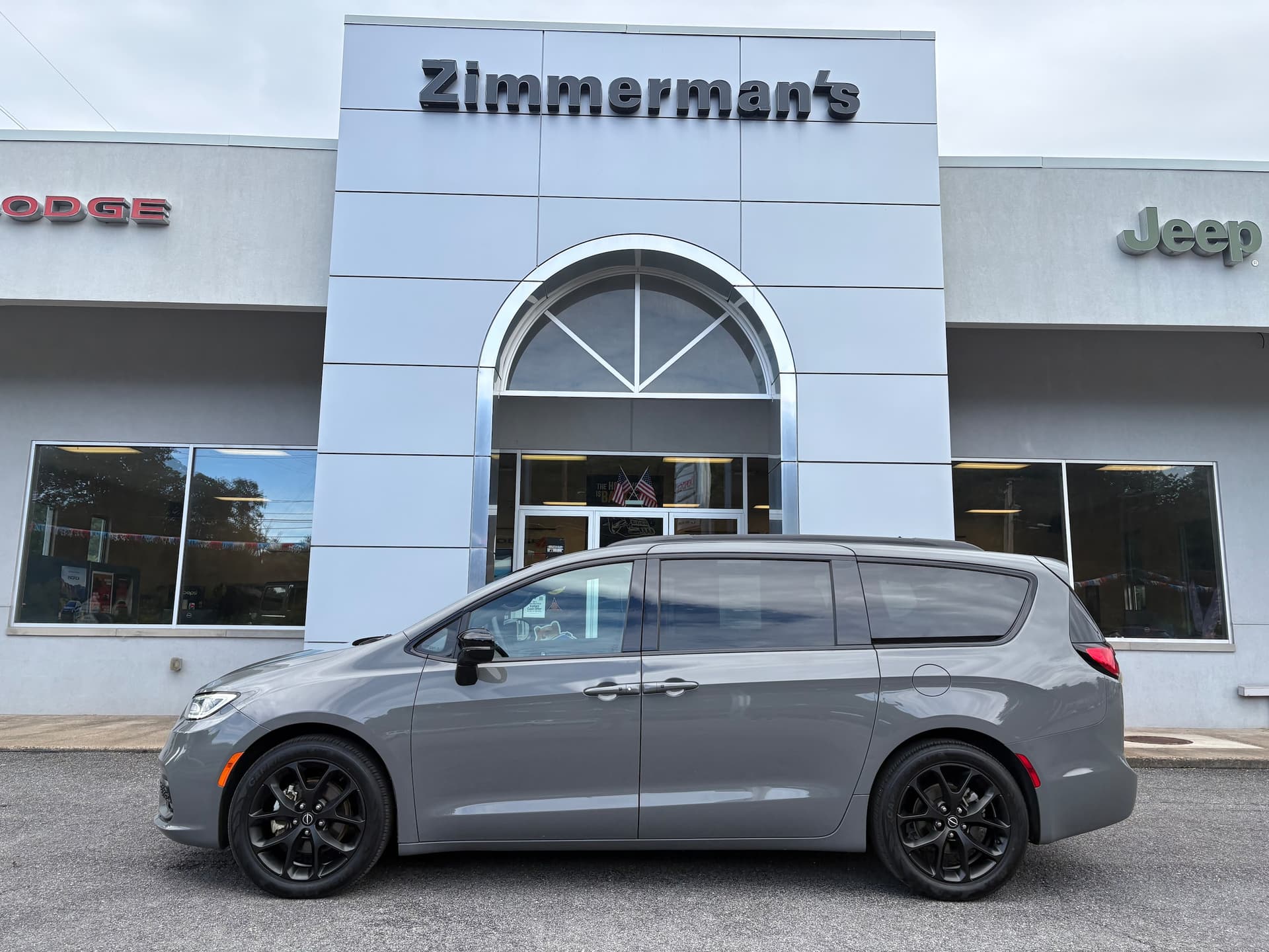 2025 Chrysler Pacifica Limited — photo 1 of 31