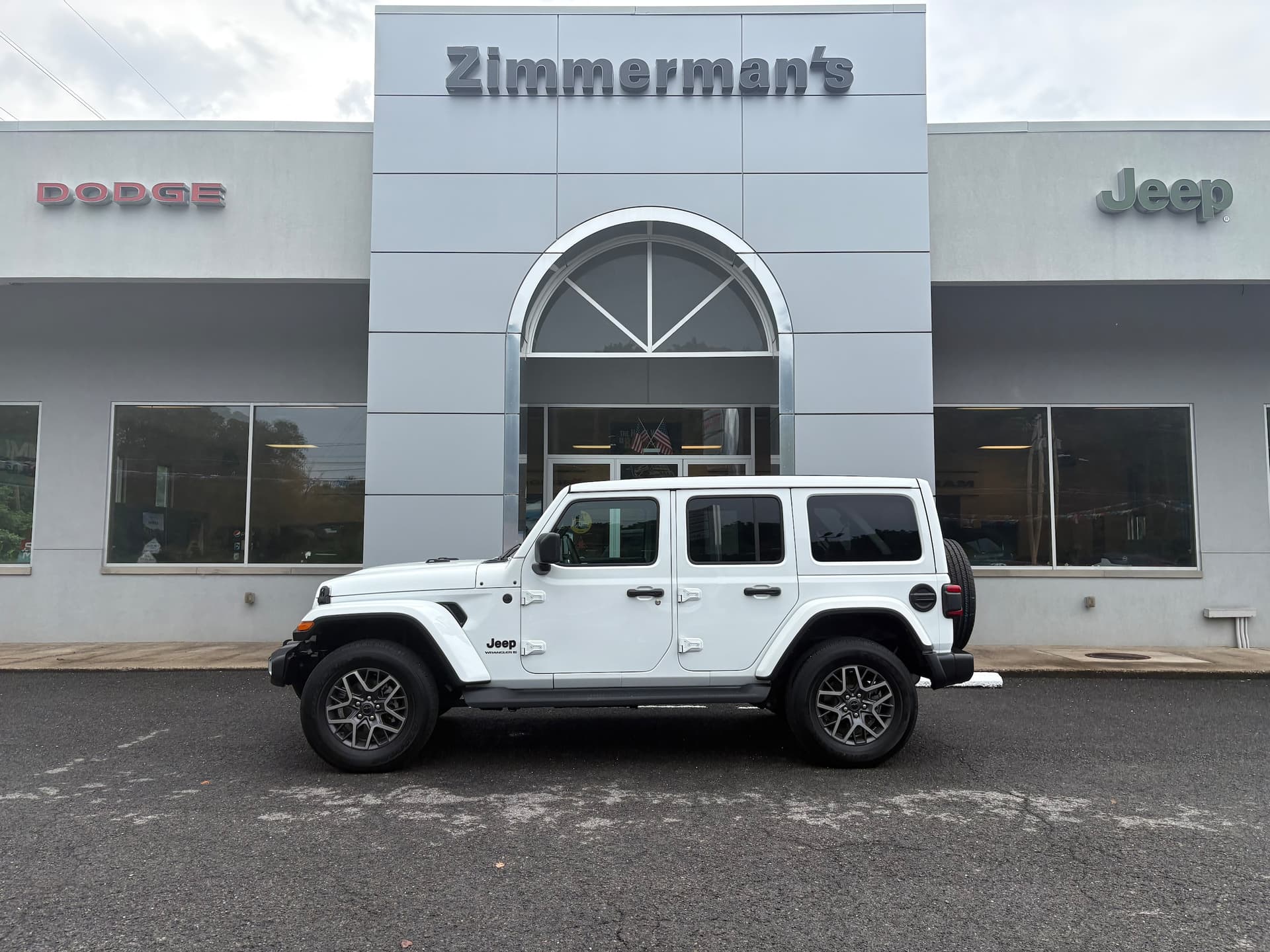 2025 Jeep Wrangler Sahara — photo 1 of 29