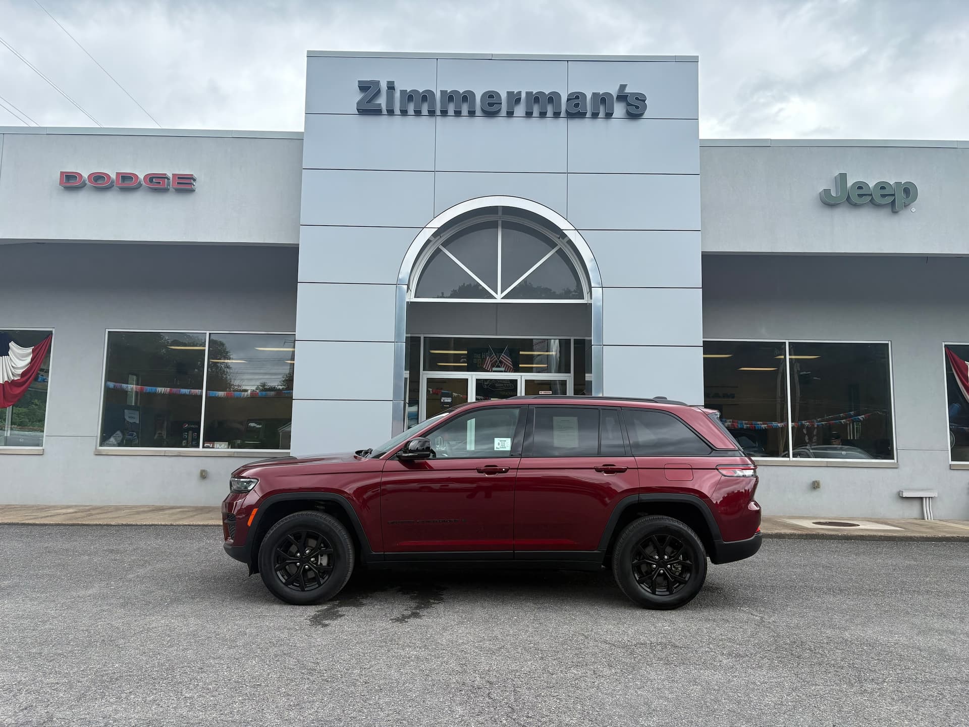 2025 Jeep Grand Cherokee Laredo — photo 1 of 25