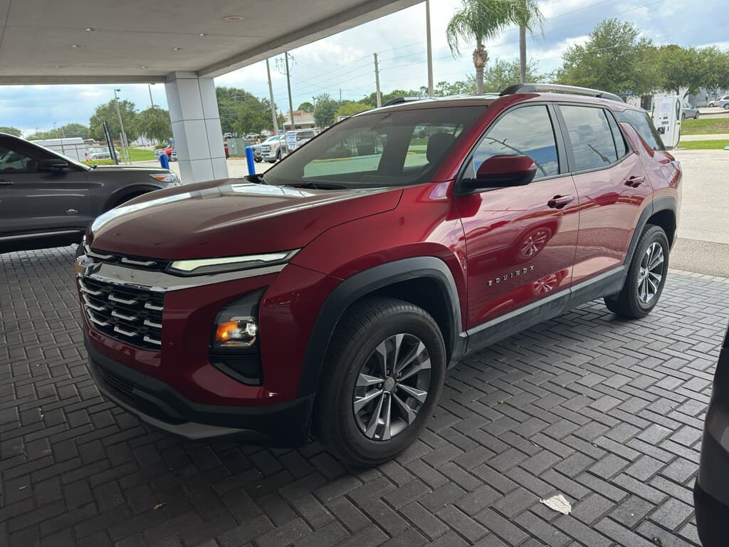 2025 Chevrolet Equinox FWD LT — photo 1 of 6