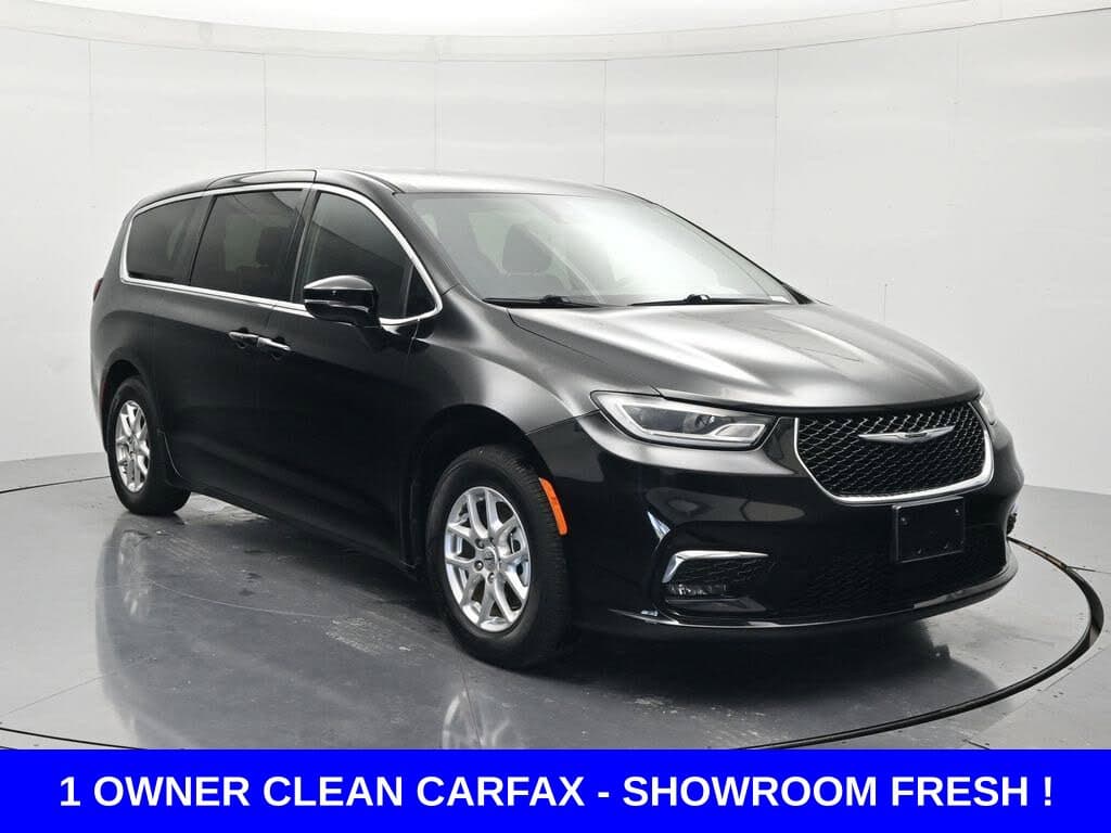 2025 Chrysler Pacifica Select — photo 1 of 10