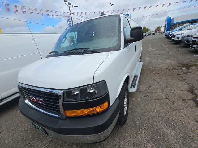 2025 GMC Savana Cargo Van Base — photo 1 of 5