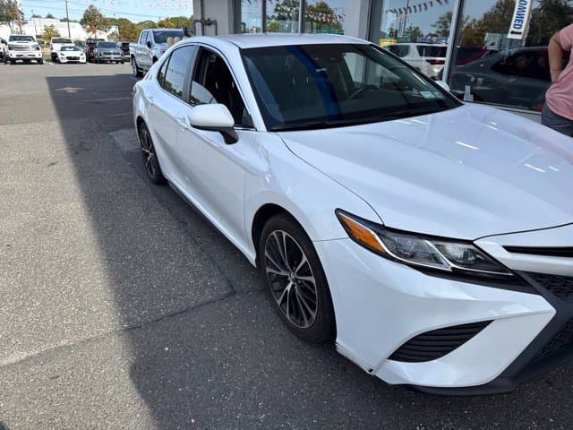 2018 Toyota Camry SE — photo 1 of 4