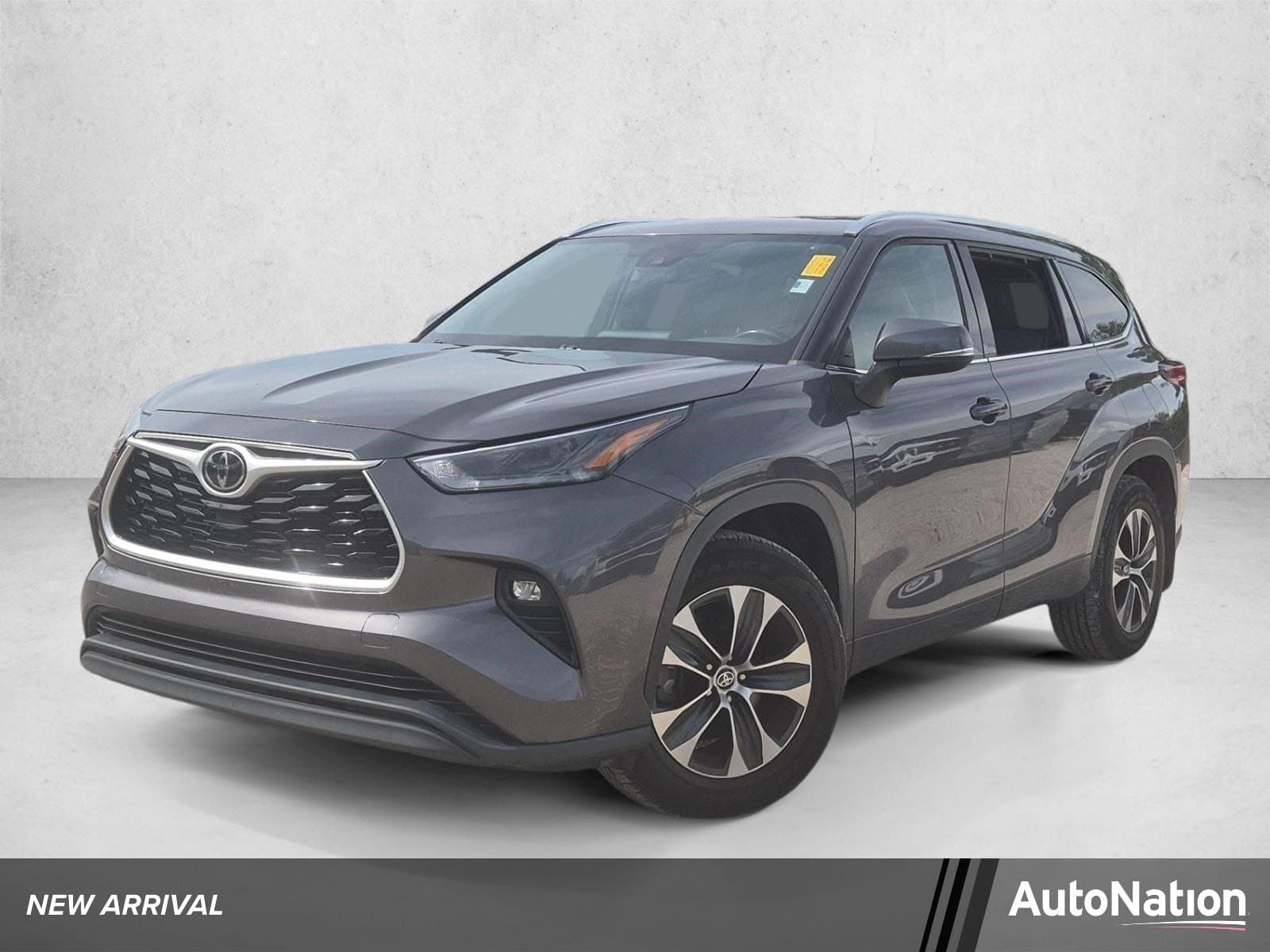 2021 Toyota Highlander XLE — photo 1 of 18
