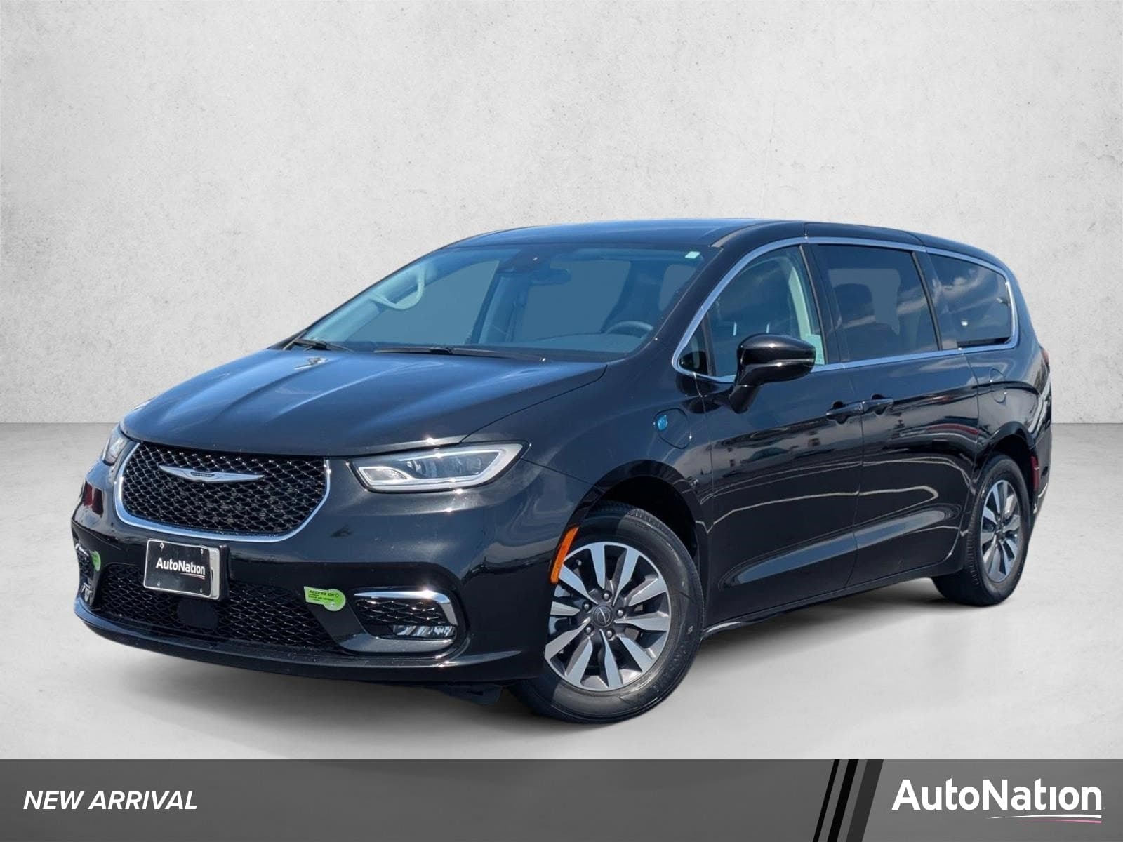 2022 Chrysler Pacifica Hybrid Touring L — photo 1 of 26