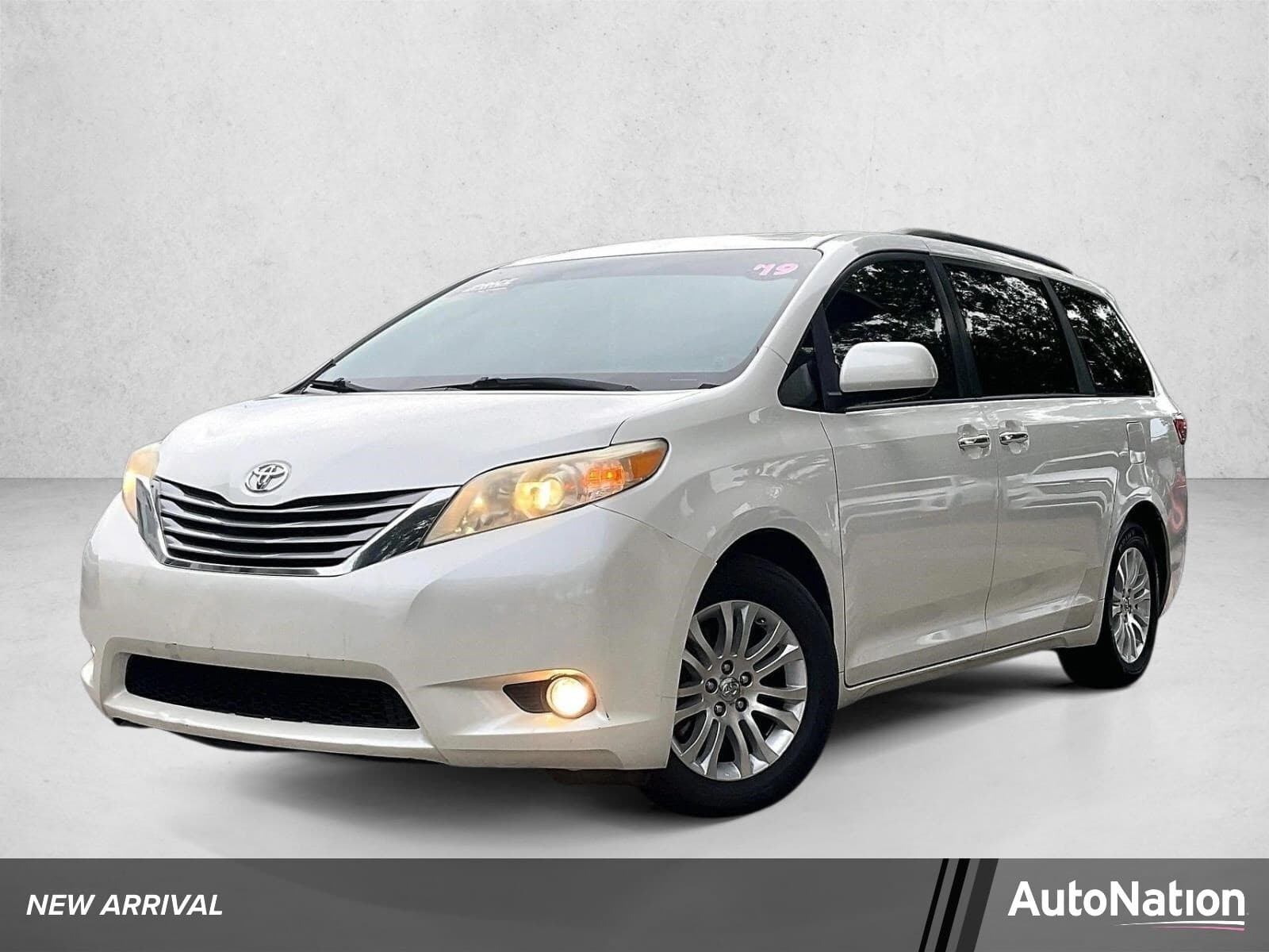 2017 Toyota Sienna XLE Premium — photo 1 of 30