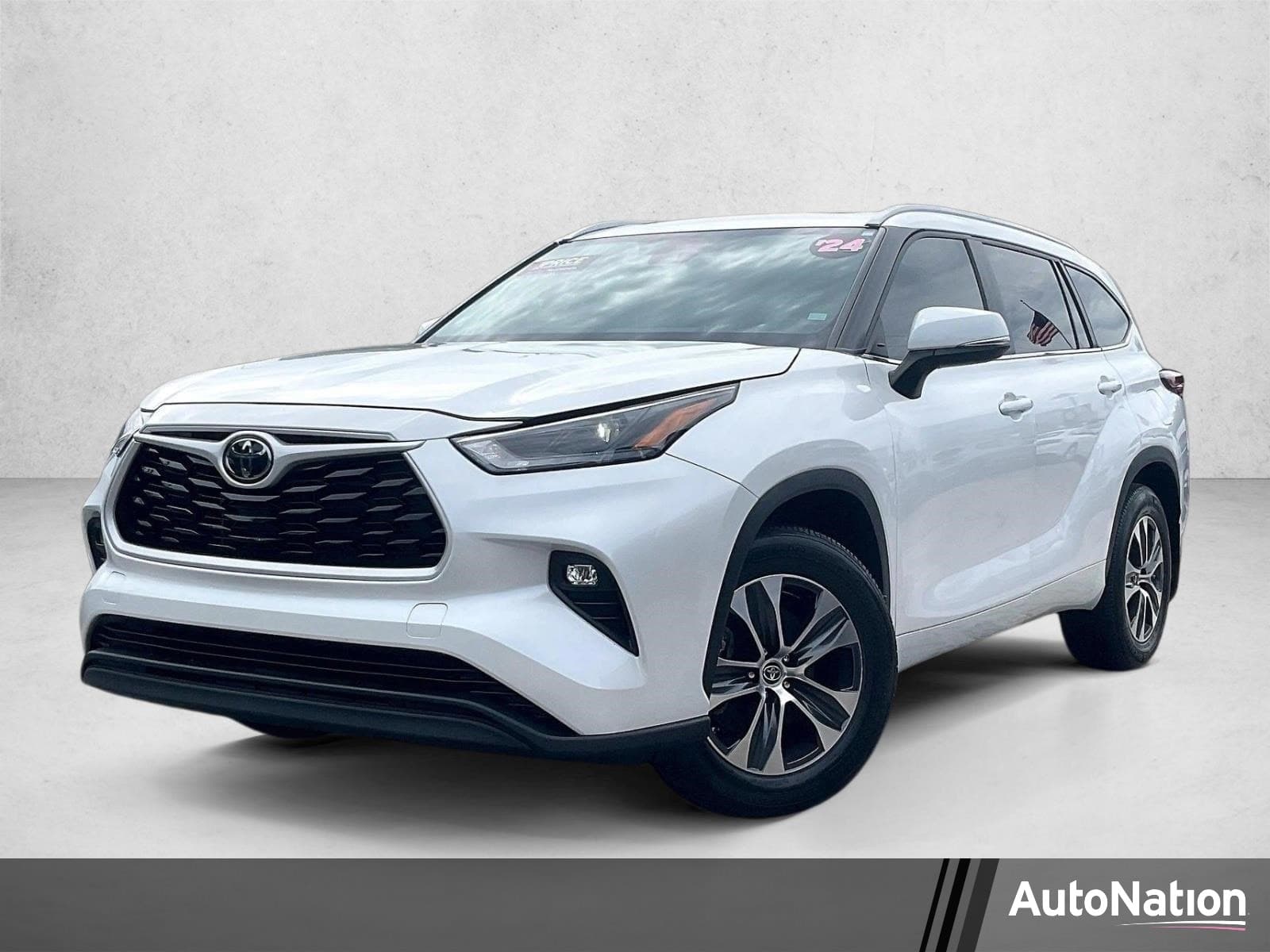 2024 Toyota Highlander XLE — photo 1 of 30